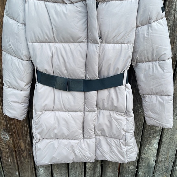 DKNY Puffer Coat Medium Tan Long Hood Belted Nwot Faux Down Winter M Khaki - Picture 3 of 8